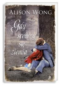 Gdy srebrzy się ziemia. Autor: Wong Alison. Dobreksiazki.pl Okładka książki Gdy srebrzy się ziemia