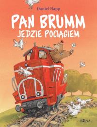 Pan Brumm jedzie pociągiem. Autor: Daniel Napp. Dobreksiazki.pl Okładka książki Pan Brumm jedzie pociągiem