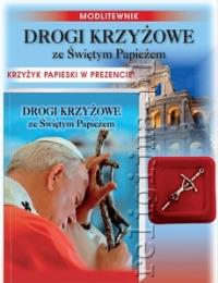 Drogi krzyżowe ze Świętym Papieżem i krzyżykiem. Autor: praca zbiorowa. Dobreksiazki.pl Okładka książki Drogi krzyżowe ze Świętym Papieżem i krzyżykiem