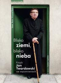 Blisko ziemi, blisko nieba. Ks. J.Twardowski .... Autor: Opracowanie zbiorowe. Dobreksiazki.pl Okładka książki Blisko ziemi, blisko nieba. Ks. J.Twardowski ...
