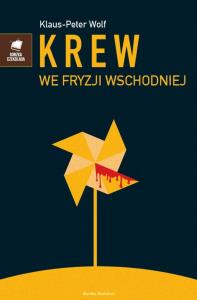 Krew we Fryzji Wschodniej. Autor: Klaus-Peter Wolf. Dobreksiazki.pl Okładka książki Krew we Fryzji Wschodniej