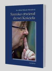Szeroko otwierał drzwi Kościoła. Autor: Wierzbicki Alfred. Dobreksiazki.pl Okładka książki Szeroko otwierał drzwi Kościoła