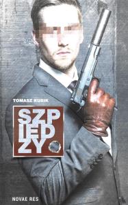 Szpiedzy. Autor: Kubik Tomasz. Dobreksiazki.pl Okładka książki Szpiedzy