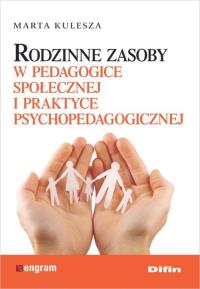 Rodzinne zasoby w pedagogice społecznej i praktyce psychopedagogicznej. Autor: Irena Suwara Alicja Gawrońska-Kulesza Marta Darlewska Barbara Rutkowska Piotr Stypiński Anna Wysmułek. Dobreksiazki.pl Okładka książki Rodzinne zasoby w pedagogice społecznej i praktyce psychopedagogicznej
