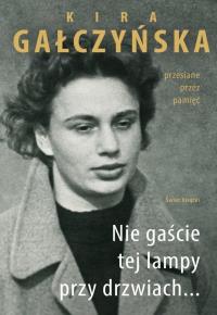 Nie gaście tej lampy przy drzwiach.... Autor: Kira Gałczyńska. Dobreksiazki.pl Okładka książki Nie gaście tej lampy przy drzwiach...