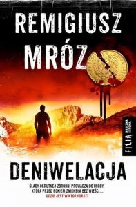 DENIWELACJA SERIA Z KOMISARZEM FORSTEM TOM 4 WYD. KIESZONKOWE. Autor: Remigiusz Mróz. Dobreksiazki.pl Okładka książki DENIWELACJA SERIA Z KOMISARZEM FORSTEM TOM 4 WYD. KIESZONKOWE