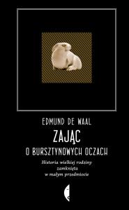 ZAJĄC O BURSZTYNOWYCH OCZACH HISTORIA WIELKIEJ RODZINY ZAMKNIĘTA W MAŁYM PRZEDMIOCIE WYD. 3. Autor: Edmund de Waal. Dobreksiazki.pl Okładka książki ZAJĄC O BURSZTYNOWYCH OCZACH HISTORIA WIELKIEJ RODZINY ZAMKNIĘTA W MAŁYM PRZEDMIOCIE WYD. 3
