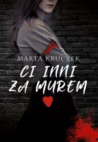 CI INNI ZA MUREM. Autor: MARTA KRUCZEK. Dobreksiazki.pl Okładka książki CI INNI ZA MUREM