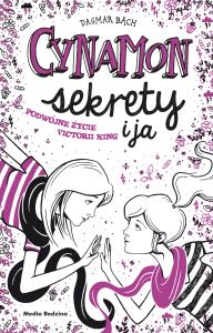CYNAMON SEKRETY I JA PODWÓJNE ŻYCIE VICTORII KING TOM 3. Autor: Dagmar Bach. Dobreksiazki.pl Okładka książki CYNAMON SEKRETY I JA PODWÓJNE ŻYCIE VICTORII KING TOM 3