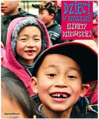Dzieci w fotografii Elżbiety Dzikowskiej. Autor: Elżbieta Dzikowska Izabela Staniszewski. Dobreksiazki.pl Okładka książki Dzieci w fotografii Elżbiety Dzikowskiej