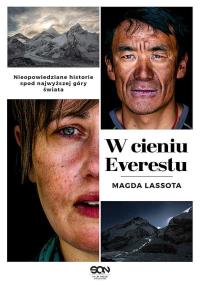 W cieniu Everestu. Autor: Magda Lassota. Dobreksiazki.pl Okładka książki W cieniu Everestu