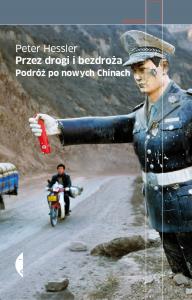 Przez drogi i bezdroża. Podróż po nowych Chinach wyd. 2021. Autor: Hessler Peter. Dobreksiazki.pl Okładka książki Przez drogi i bezdroża. Podróż po nowych Chinach wyd. 2021