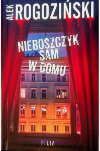 Nieboszczyk sam w domu wyd. kieszonkowe. Autor: Alek Rogoziński. Dobreksiazki.pl Okładka książki Nieboszczyk sam w domu wyd. kieszonkowe