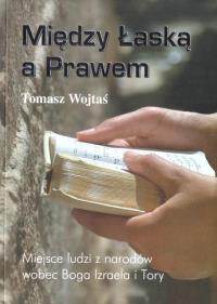 Między łaską a Prawem. Autor: Tomasz Wojtaś. Dobreksiazki.pl Okładka książki Między łaską a Prawem