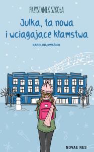 Przystanek Szkoła. Julka, ta nowa i wciągające kłamstwa. Autor: Karolina Kwaśnik. Dobreksiazki.pl Okładka książki Przystanek Szkoła. Julka, ta nowa i wciągające kłamstwa