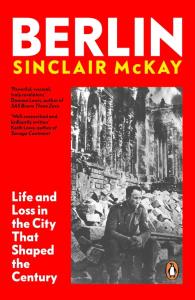 Berlin. Autor: McKay Sinclair. Dobreksiazki.pl Okładka książki Berlin