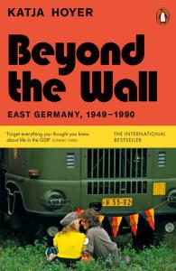 Beyond the Wall. Autor: Katja Hoyer. Dobreksiazki.pl Okładka książki Beyond the Wall