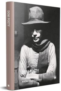 Dom poety. Eseje o twórczości Mirona Białoszewskiego. Autor: Praca zbiorowa. Dobreksiazki.pl Okładka książki Dom poety. Eseje o twórczości Mirona Białoszewskiego