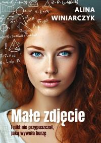 Małe zdjęcie i nikt nie przypuszczał jaką wywoła burzę. Autor: Alina Winiarczyk. Dobreksiazki.pl Okładka książki Małe zdjęcie i nikt nie przypuszczał jaką wywoła burzę