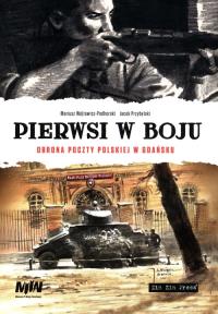 Pierwsi w boju Obrona poczty polskiej w Gadńsku. Autor: Wójtowicz-Podhorski Mariusz, Przybylski Jacek. Dobreksiazki.pl Okładka książki Pierwsi w boju Obrona poczty polskiej w Gadńsku