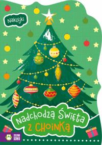 Z choinką. Nadchodzą święta. Autor: Opracowanie zbiorowe. Dobreksiazki.pl Okładka książki Z choinką. Nadchodzą święta