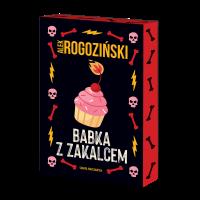 Babka z zakalcem (edycja kolekcjonerska z barwionymi brzegami). Autor: Alek Rogoziński. Dobreksiazki.pl Okładka książki Babka z zakalcem (edycja kolekcjonerska z barwionymi brzegami)