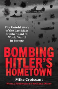 Bombing Hitler's Hometown. Autor: Croissant Mike. Dobreksiazki.pl Okładka książki Bombing Hitler's Hometown