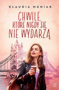 Chwile, które nigdy się nie wydarzą - uszkodzone. Autor: Klaudia Kloc-Muniak. Dobreksiazki.pl Okładka książki Chwile, które nigdy się nie wydarzą - uszkodzone