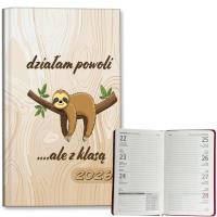 Kalendarz 2026 A6 tygodniowy Leniwiec z klasą. Wydawca: EV-Corp. Dobreksiazki.pl Opakowanie Kalendarz 2026 A6 tygodniowy Leniwiec z klasą