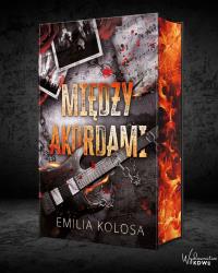 Między Akordami (ilustrowane brzegi). Autor: Emilia Kolosa. Dobreksiazki.pl Okładka książki Między Akordami (ilustrowane brzegi)