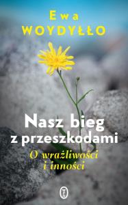 Nasz bieg z przeszkodami. O wrażliwości i inności. Autor: Ewa Woydyłło. Dobreksiazki.pl Okładka książki Nasz bieg z przeszkodami. O wrażliwości i inności