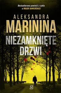 Niezamknięte drzwi - uszkodzone. Autor: Aleksandra Marinina. Dobreksiazki.pl Okładka książki Niezamknięte drzwi - uszkodzone