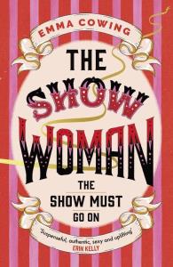 THE SHOW WOMAN wer. angielska. Autor: Emma Cowing. Dobreksiazki.pl Okładka książki THE SHOW WOMAN wer. angielska