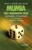 Mumia przy rodzinnym stole. Autor: Kottler Jeffrey A. Carlson Jon. Dobreksiazki.pl Okładka książki Mumia przy rodzinnym stole