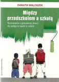 Między przedszkolem a szkołą. Autor: Danuta Waloszek (red.). Dobreksiazki.pl Okładka książki Między przedszkolem a szkołą