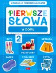 Okładka książki Pierwsze słowa. Zabawa z fotonaklejkami. W domu