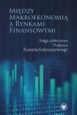 Okładka książki Między makroekonomią a rynkami finansowymi. Księga jubileuszowa Profesora Ryszarda Kokoszczyńskiego